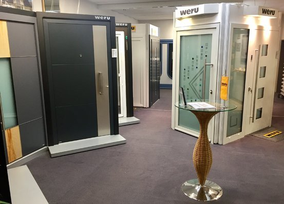 Ausstellung moderner Haustüren und Glastüren von Weru in einem Showroom für Türen.